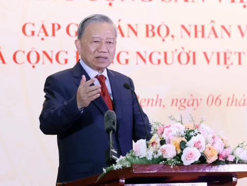 カンボジアのベトナム大使館関係者や職員、カンボジアのベトナム人コミュニティとの会合で演説を行ったトー・ラム書記長