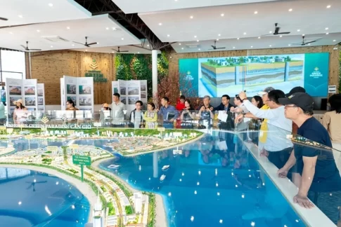 カンゾーの大規模都市開発計画の模型を見学するベトナム人