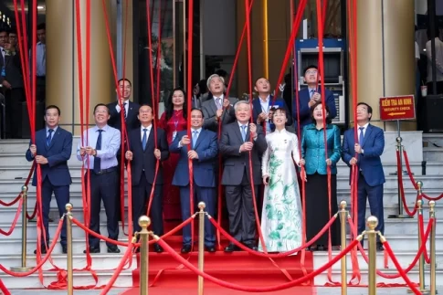ベトナム国際金融センター（VIFC-HCMC）の発足式に参加したファン・ミン・チン首相とホーチミン市指導部