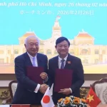 ホーチミン市人民評議会のボー・バン・ミン議長(右)と山口県議会の柳居俊学議長(左)が友好協力覚書に署名