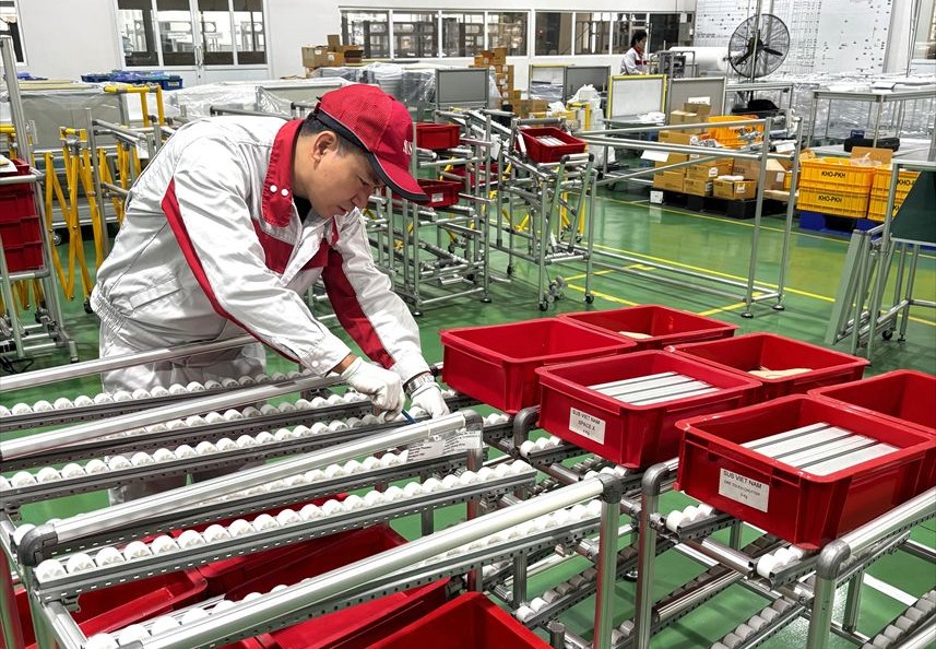 部品の重さを利用して製品を搬送し、作業を効率化する「からくり」設備の製造現場