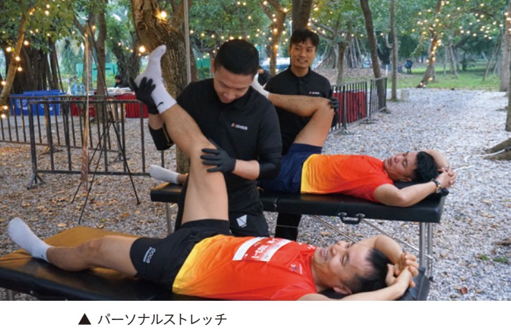 Masa One Fitnessのトレーナーたちによるパーソナルストレッチの様子