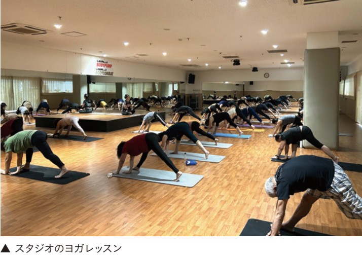 ベトナム・ハノイのルネサンスでヨガに励むシニア層の様子