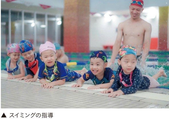 Renaissance Vietnamでの子供へのスイミング指導の様子