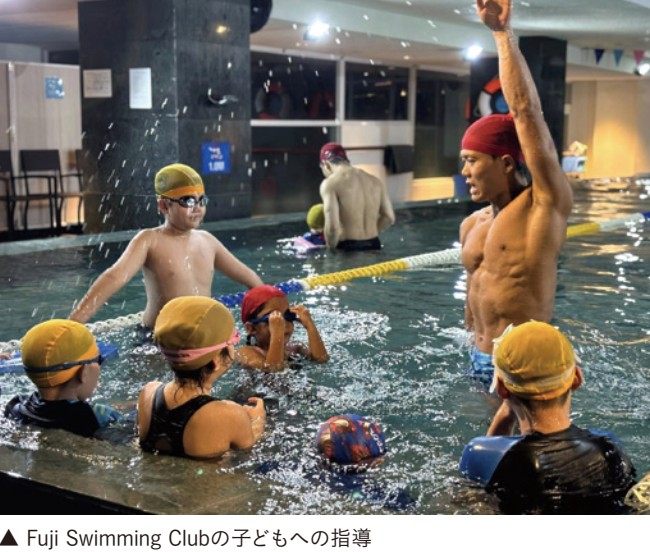 Fuji Swimming Clubの子供たちへのスイミング指導の様子