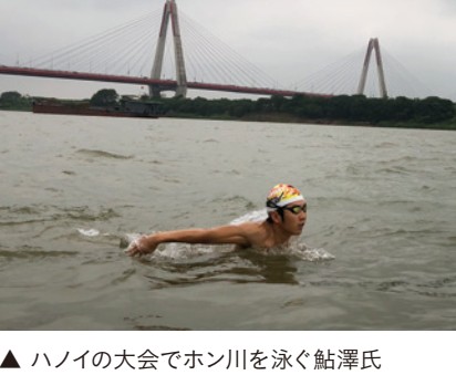 ニャッタン橋の下のホン川をバタフライで10㎞泳いだ鮎澤氏