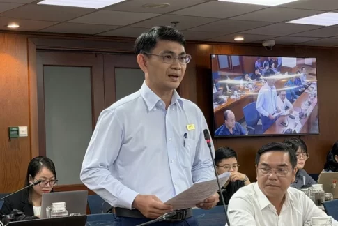 タムルオン―ベンカット―ヌックレン運河のインフラ整備・環境改善プロジェクトについて報告する都市インフラ建設投資プロジェクト管理委員会のグエン・バン・ビエン計画投資副部長