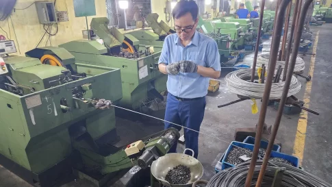 BROTHER FASTENER .,JSCのねじ製造現場