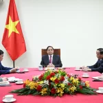 シンガポールのローレンス・ウォン首相と電話会談を行うベトナムのファン・ミン・チン首相