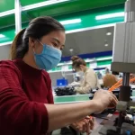 ベトナムの工場で働く労働者