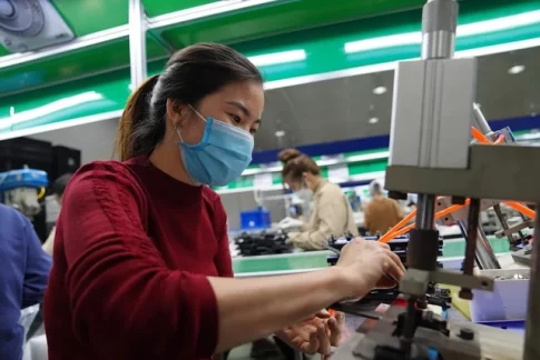 ベトナムの工場で働く労働者