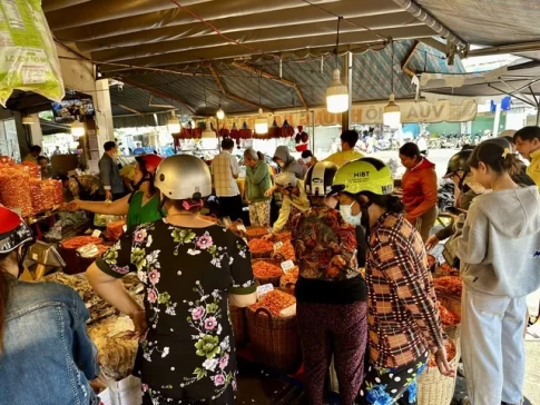 2026年の旧正月を前に市場で買いもをする多くのベトナム市民