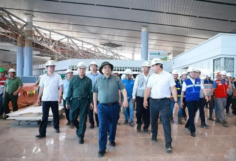 ロンタイン国際空港建設現場を視察するベトナムのファン・ミン・チン首相