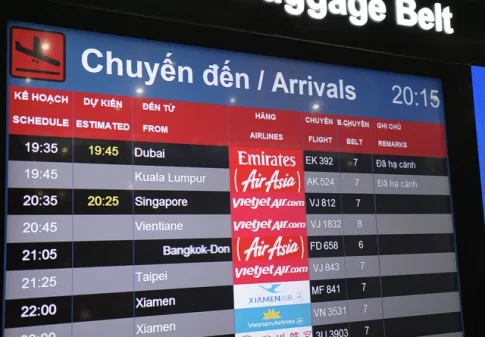 ベトナムと中東各国を結ぶ国際線航空便の離発着案内掲示板