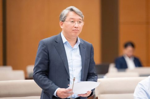 国際法分野で優秀な人材確保のために給与引き上げを提案する司法省のグエン・ハイ・ニン大臣