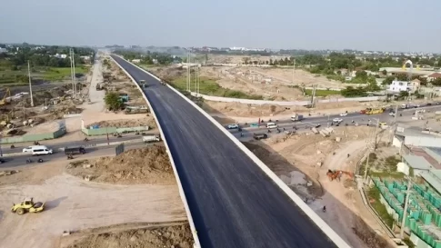 ホーチミン市の国道13号線の上を通過する環状3号線道路