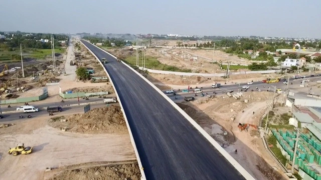 ホーチミン市の国道13号線の上を通過する環状3号線道路