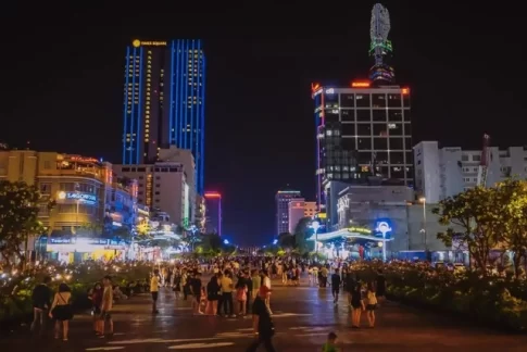 著しい経済発展を遂げたホーチミン市中心部の夜の歩行者天国