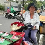 ホーチミン市の路上で14年間宝くじ販売を続ける男性