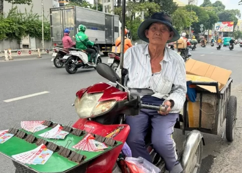 ホーチミン市の路上で14年間宝くじ販売を続ける男性