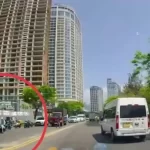 ダナン市のゴーグエンザップ通りで、落とした現金を拾う人々