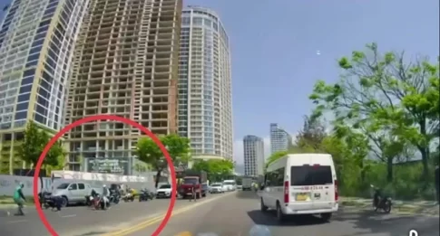 ダナン市のゴーグエンザップ通りで、落とした現金を拾う人々