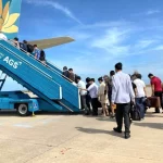 燃料高騰によって一部地方路線を一時運休としたベトナム航空の乗客搭乗の様子