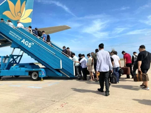 燃料高騰によって一部地方路線を一時運休としたベトナム航空の乗客搭乗の様子