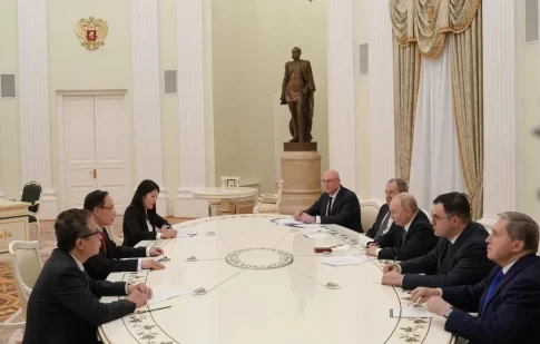 ベトナムのトー・ラム書記長の特使であるレ・ホアイ・チュン外相と会談したロシアのウラジーミル・プーチン大統領