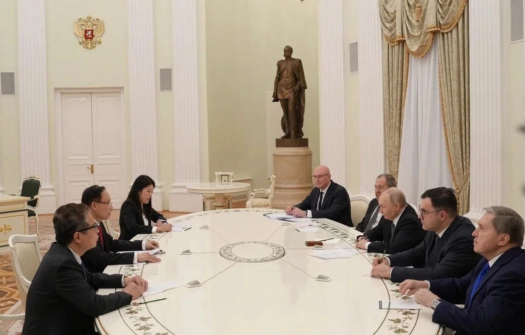 ベトナムのトー・ラム書記長の特使であるレ・ホアイ・チュン外相と会談したロシアのウラジーミル・プーチン大統領
