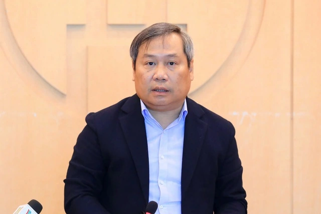 ハノイ市内の燃料販売状況および供給体制についての報告を受ける会議に参加したハノイ市人民委員会のブー・ダイ・タン主席