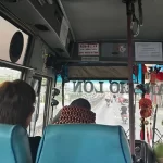 無許可で乗車賃を値上げしたとされるタンアン～チョロン間を結ぶバス路線の車内