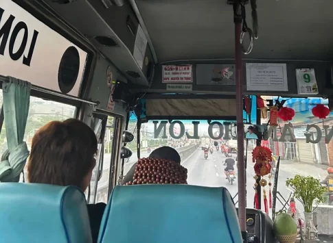 無許可で乗車賃を値上げしたとされるタンアン～チョロン間を結ぶバス路線の車内
