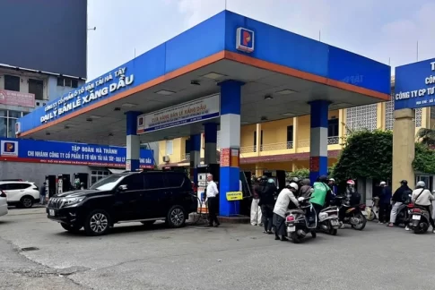 市民が給油に訪れるハノイ市内のガソリンスタンド