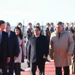 ロシアの空港で出迎えを受けるベトナムのファン・ミン・チン首相