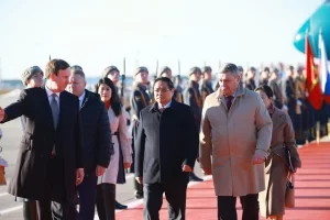 ロシアの空港で出迎えを受けるベトナムのファン・ミン・チン首相