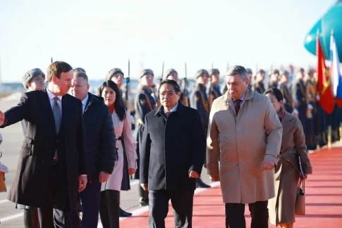 ロシアの空港で出迎えを受けるベトナムのファン・ミン・チン首相