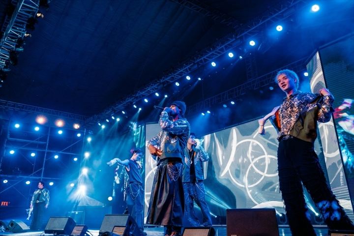 Japan Vietnam Festival（JVF）のメインステージでパフォーマンスを披露するダンスグループ