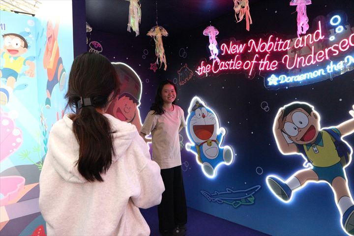 Japan Vietnam Festival（JVF）に設置された日本のアニメキャラクター看板の前で記念撮影するベトナム人