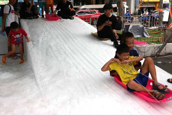 Japan Vietnam Festival（JVF）会場に設置された人工雪のスノーエリアで遊ぶ子供たち