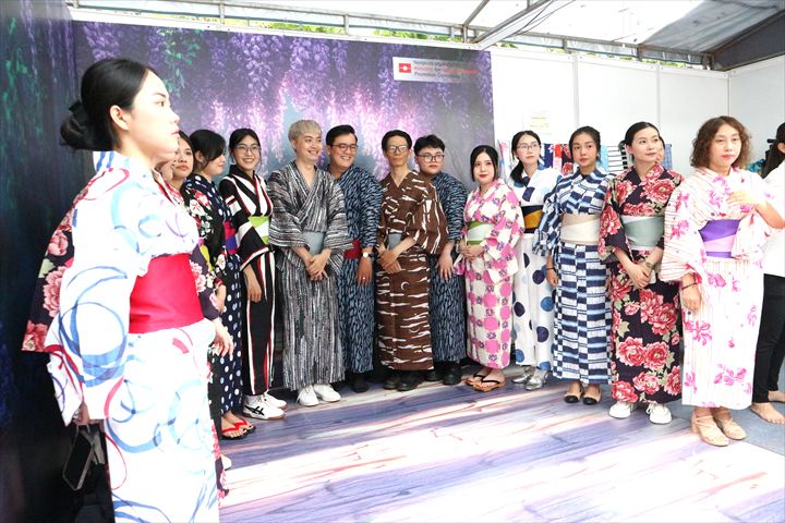 Japan Vietnam Festival（JVF）で浴衣を体験するベトナム人