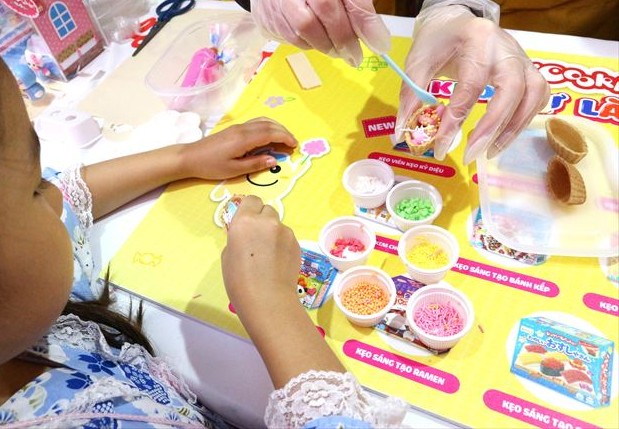 Japan Vietnam Festival（JVF）で知育菓子の実演を楽しむ子供