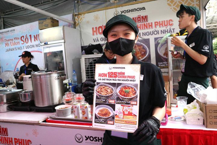 Japan Vietnam Festival（JVF）で吉野家のメニューを掲げる女性店員