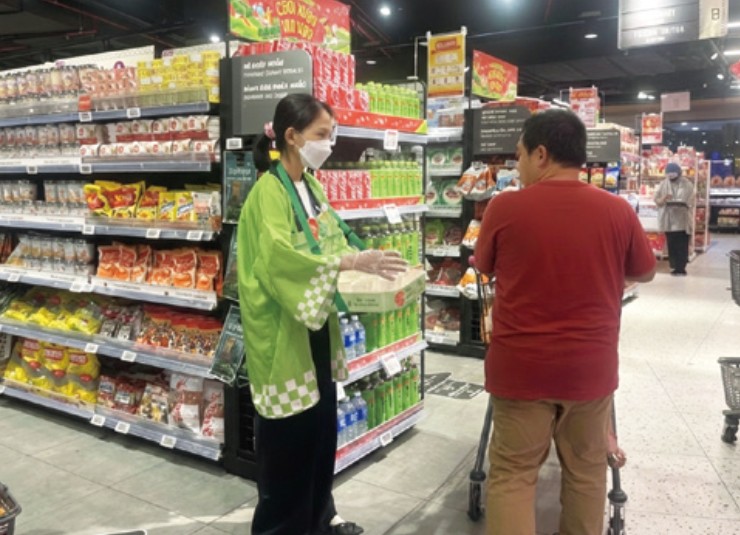 ベトナムのスーパーマーケットでの伊藤園の販売促進活動