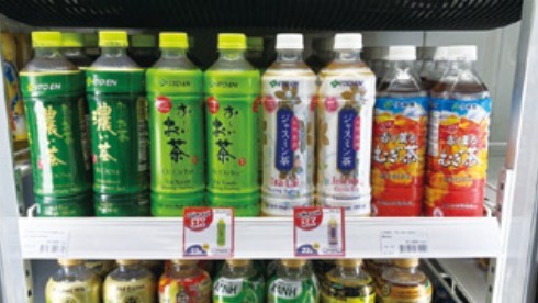 ベトナムのコンビニエンスストアの陳列棚に並ぶ伊藤園のお茶