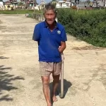 噛みつかれたコブラをわきに挟んで帰宅する79歳の男性