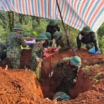 ベトナムのクアンチ省で戦没者の遺骨発掘作業を行う部隊