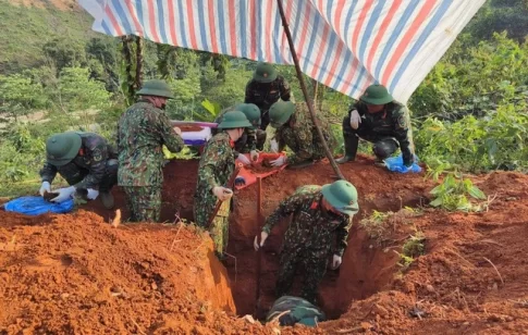 ベトナムのクアンチ省で戦没者の遺骨発掘作業を行う部隊