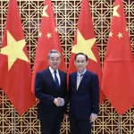 戦略対話をおこなったベトナムのレ・ホアイ・チュン外相と中国の王毅外相