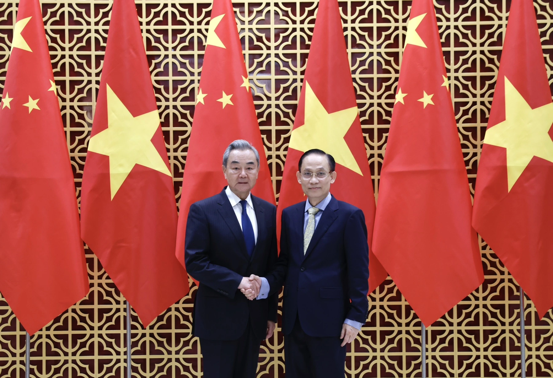 戦略対話をおこなったベトナムのレ・ホアイ・チュン外相と中国の王毅外相